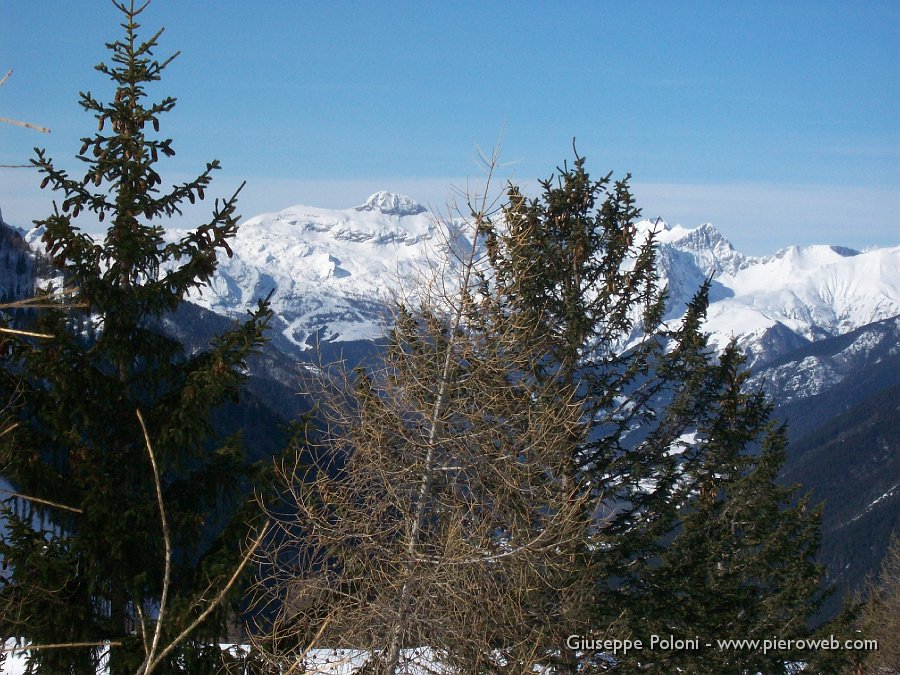 07 Al centro il Ferrante e le piste di Colere .jpg